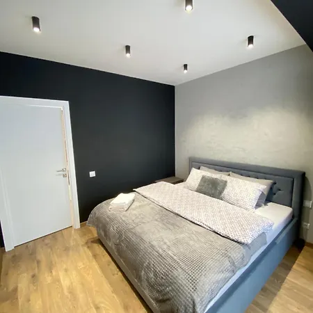 Rentnow White And Cozy In Center, Parking Apartment