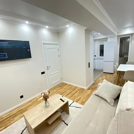 Rentnow White And Cozy In Center, Parking Apartment *
