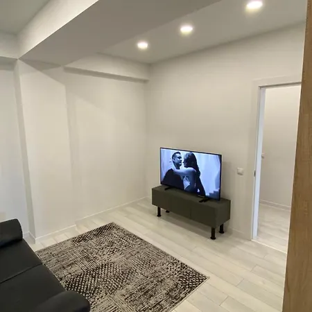 Rentnow White And Cozy In Center, Parking