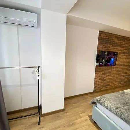 Rentnow White And Cozy In Center, Parking Apartment